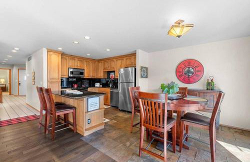 Golf Course View Condo Walk to Town & Pools - Foto 8