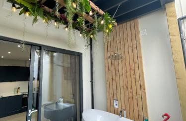 The Jungle Apartment - by Coastline Retreats - Jungle Themed Garden Apartment - Outdoor Bath - Next to Seafront - Childrens Toys - Superfast Wifi - Netflix - Disney - Foto 27