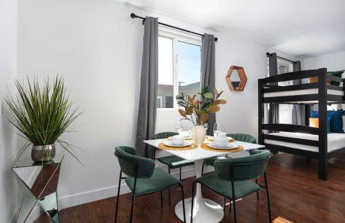 Enjoy Stylish 3BR Apt Sleeps 6 with Free Parking - Foto 2