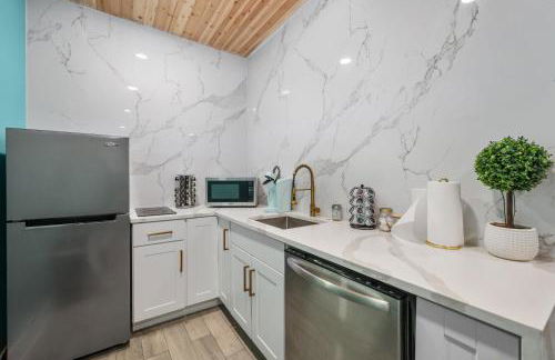 Modern Studio Retreat with King Bed, Full Kitchen & Free Park - Foto 7