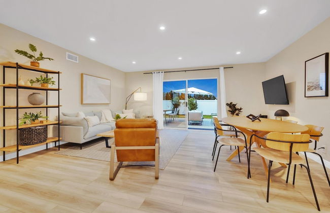 Designer Coastal Paradise w Pool - Steps to Beach - Foto 27