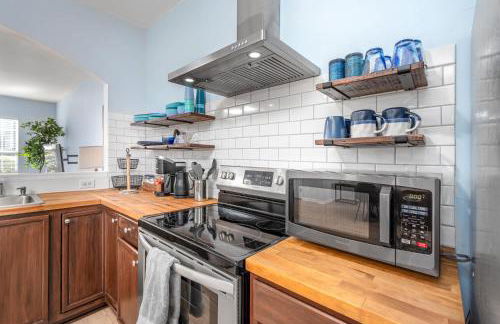 Modern 3-BR Townhome w Private Backyard Near RTP - Foto 17