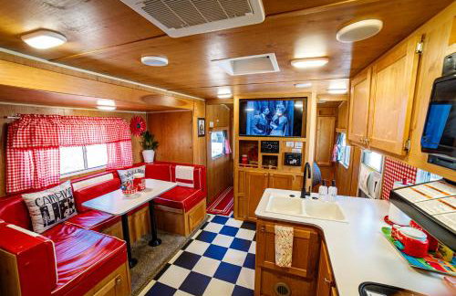 Darling Daisy Retro RV Adventure - Foto 7