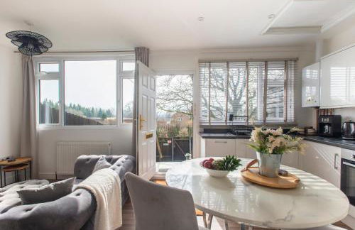 Stillness Cottage - Secluded Hut with a Private Hot Tub - Photo 1