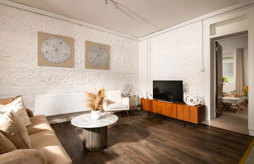 Primrose Luxury Cottage with Private Hot tub - Photo 3