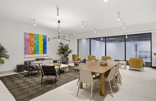 Upscale Downtown Condo Pool Gym & Skyline Views - Foto 59