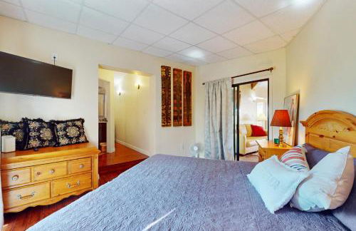 Pools and Pickleball! Dog-Friendly Home in Surprise - Foto 17