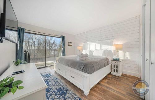 Modern Lake Geneva Condo with Year-Round Views - Foto 4