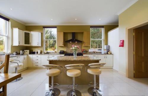 Mourne Mountain Bliss, Rostrevor 4BR Cottage with Patio & BBQ ideal for a relaxing getaway - Photo 7