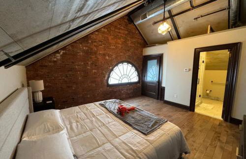 Upscale Industrial Penthouse - Foto 32