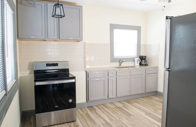 The Eastside Manor - Private Yard & Parking, Near Falls & Casino by Niagara Hospitality - Photo 14