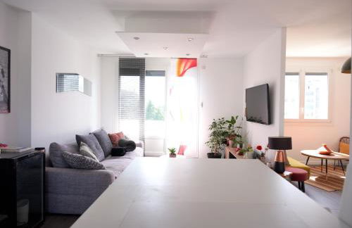 Le Remarquable à Saint Martin d'Hères - Situé au Calme - Proche de Grenoble des Centre de Formations et du Campus - 1 Lit King Size et un lit simple - Climatisation - Balcon - Parking gratuit - Vue montagne - Proche Station de Ski - Foto 11