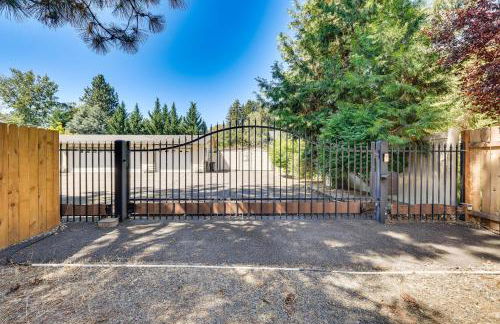 Waterfront Shady Cove Home with Fishing Deck! - Foto 41