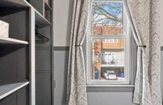 Luxe Suite with Pool Table, King Bed, 3 TVs, & Free Parking - Foto 5