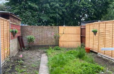 Luxury 3 Bedroom Flat with Garden - Photo 23