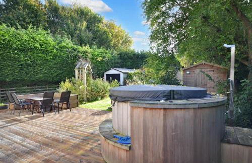 Spacious Cotswolds House Garden with Hot Tub - Foto 4
