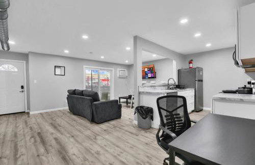 Cozy 2BR Escape close to Dining and Nightlife with WiFi - Foto 6