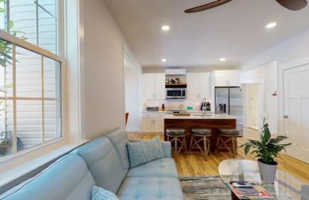 Historic 2BR 1BA with King bed-Fast Wi-Fi 75 OLED TV - Foto 7