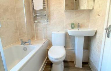 Redhill Town Centre 3 bed House near Gatwick Airport, easy commute to London - Foto 12