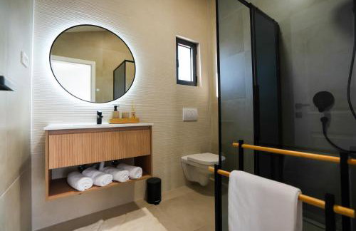 Newly built Villa MarVista with 4 bedrooms,infinity pool & stunning sea and mountain views - Photo 24