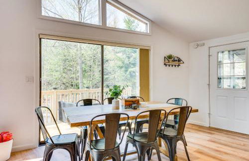 Deck and Community Perks Bright Pocono Lake Home! - Foto 9