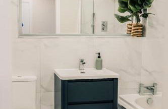 Stylish 2 Bed City Centre Apartment with Parking - Photo 6