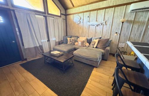 Rustic Chic Alabama Cabin w Loft Fire Pit Pet Friendly Fenced Yard Lake Guntersville - Lucky Lodge - Foto 16