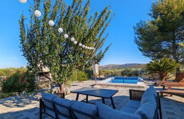 Dalmatian Countryside Home - Heated Pool & Jacuzzi - Photo 29