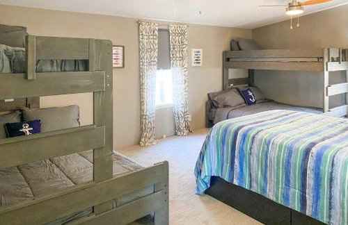 Lakefront Retreat with Pier, Bar Hut and Fireplace! - Foto 21