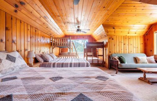 Sequoia Retreat- Spacious Cabin, Hot tub, & Sundeck - Foto 2