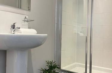 Five Bedroom Five Bathroom House - Dalkeith - Photo 18