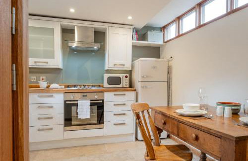 The Coach House - Beautiful Home in Cheltenham! - Photo 19