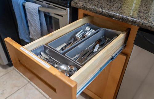 Vibrant Downtown, King Bed, Work Desk & Kitchen - Foto 19