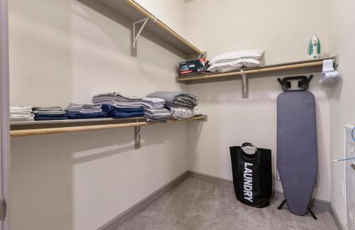 Downtown Modern Elegance Suite with Free Parking, Pool, WIFI and a King Bed - Foto 11