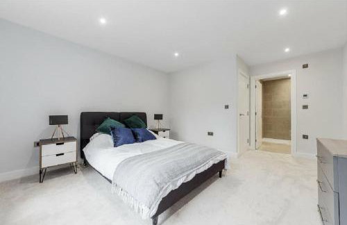 Prime Location 4-Bed Home in Croydon with Parking - Foto 14