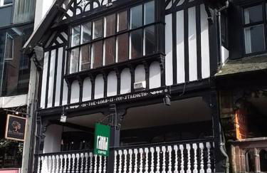 Superb City Centre apt with parking - Photo 1