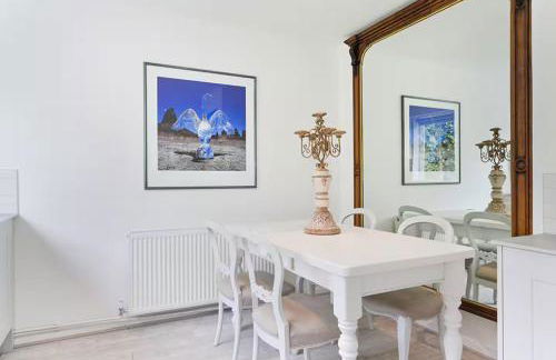 Designer Cottage with Parking - Esher Surrey - Pass the Keys - Foto 13