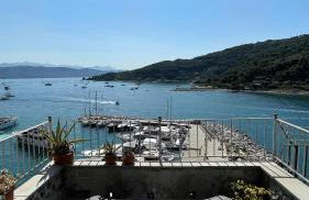 Seafront rooftop flat w/ terrace - Foto 16