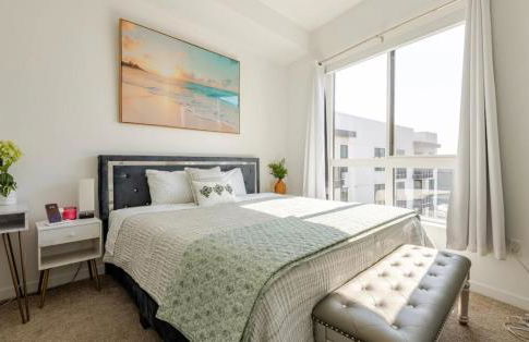 Hollywood Penthouse with Balcony & Pool View - Photo 11