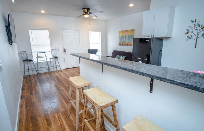 Downtown Remodeled Cozy 2br/1ba Home Sleeps 8 - Photo 17