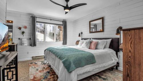 Modern Townhome with Decks Fireplace & Mountain Views - Foto 4