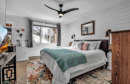 Modern Townhome with Decks Fireplace & Mountain Views - Foto 4