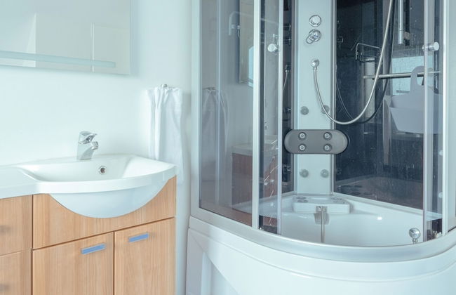 Sea View Apt / Central / Spacious / Free Parking - Photo 13