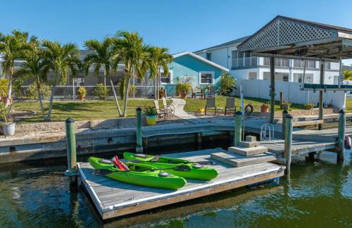 Pirates Den a 4BR Pet-Friendly Waterfront Oasis with Pool, Dock, Personal Water Boats, Fire Pit, Game Room and Bar - Foto 1