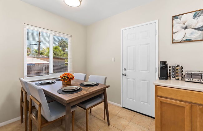 Cozy 2BR Home With Bright Interior Relaxing Patio - Foto 10