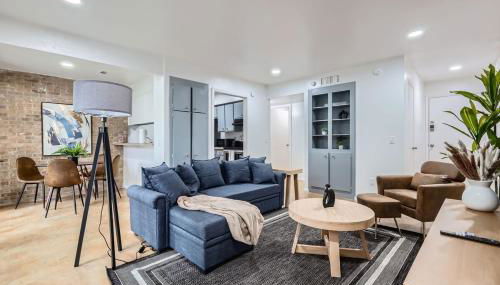 Your Airy King Suite Getaway - Sleeps 4 - Pool, Prkg - Foto 2