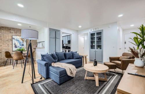 Your Airy King Suite Getaway - Sleeps 4 - Pool, Prkg - Photo 2