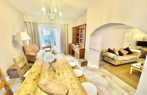 *Brecon Beacons,Log Burner, hot tub Dogs Welcome* - Photo 1