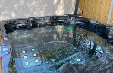 Blissful 4-Bedroom Home with Hot tub - Foto 12