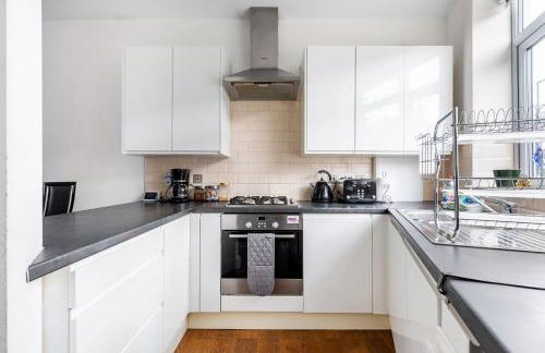 Group Friendly 2 Bed 2 Bath FREE PARKING for 2 Large Vans or up to 4 Cars Zone 2 Sleeps 10 Close to Central London and Zone 2 tube station - Photo 55